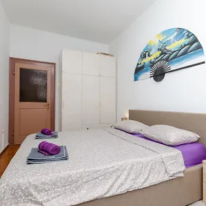 Stone Rose In Center Apartment Split